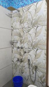 a bathroom with a wall with auliculiculiculiculiculiculiculiculic at Ashirvad Homes in Mannārakkāt