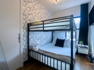 Un dormitorio con una litera en una habitación. en Highend Hideaway with rooftop and NYC views, 2 Kings beds, Sleeps 10, 20 PERCENT OFF, en Hoboken
