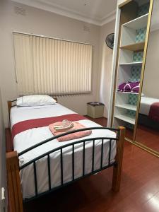 Postel nebo postele na pokoji v ubytování Urban Oasis