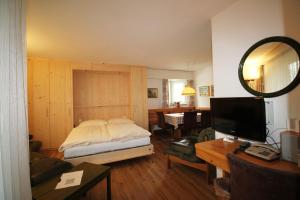 Postel nebo postele na pokoji v ubytování Residenza Lagrev 1 1 2 Zimmerwohnung Nr 001 - Typ 15A - Hochparterre - Nord West