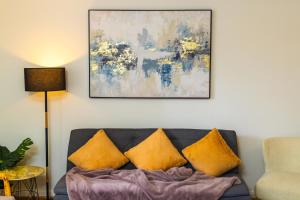 Posezení v ubytování CozyNest Parramatta Modern 2BR with Parking