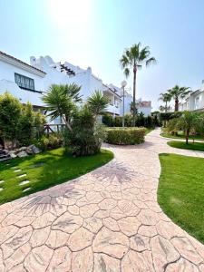 een stenen loopbrug voor een gebouw bij Apartamento Empul Rota Príncipe in Rota