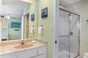 ein Badezimmer mit Waschbecken und Dusche in der Unterkunft Breezeway in Navarre + 45 Fotos