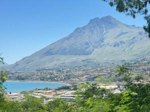 Una montaña con vistas a un pueblo y un lago. en Casa Ponticello, en Termini Imerese