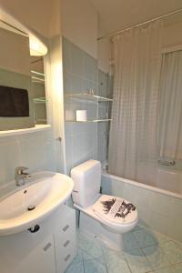 Ένα μπάνιο στο Condominio Panorama, 2 5-Zimmerwohnung by HolAp SA