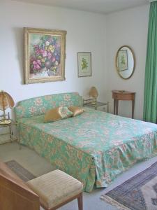 a bedroom with a bed and a painting on the wall at Casa Martina, 4,5-Zimmerhaus by HolAp SA in Brissago
