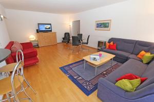 een woonkamer met een bank en een tafel bij Alle Vigne, 1 Stock by HolAp SA in Ascona