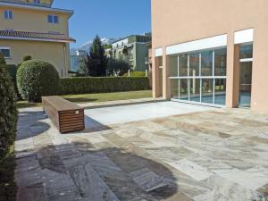 een patio met een bank voor een gebouw bij Alle Vigne, 1 Stock by HolAp SA in Ascona