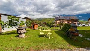 una mesa y sillas en el patio de una casa en Charmante maisonnette avec jardin, en Rechy