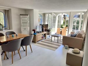 MinusioにあるVilla Aurora by Fewotessinのテーブルとダイニングルームのあるリビングルーム