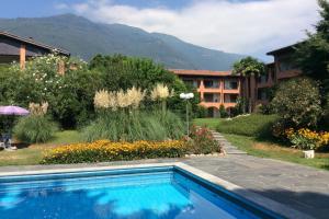 een zwembad voor een hotel bij Residenza Sabrina 10 by Fewotessin in Ascona