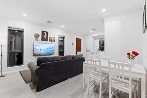 TV a/nebo společenská místnost v ubytování Premium Modern Entire House-Walk to Curtin Uinversity-3 bedroom & 2 bathroom up for 4 People