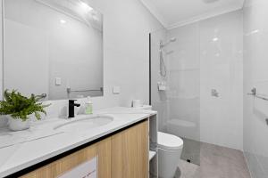 Koupelna v ubytování Premium Modern Entire House-Walk to Curtin Uinversity-3 bedroom & 2 bathroom up for 4 People + 43 fotografií
