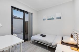 Postel nebo postele na pokoji v ubytování Premium Modern Entire House-Walk to Curtin Uinversity-3 bedroom & 2 bathroom up for 4 People