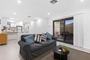 Kuchyň nebo kuchyňský kout v ubytování Premium Modern Entire House-Walk to Curtin Uinversity-3 bedroom & 2 bathroom up for 4 People