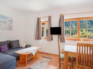 un salon avec un canapé et une table dans l'établissement Comfortable Apartment in Mayrhofen with Garden, à Mayrhofen