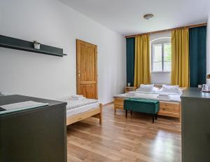 Postel nebo postele na pokoji v ubytování Penzion u Hradilů
