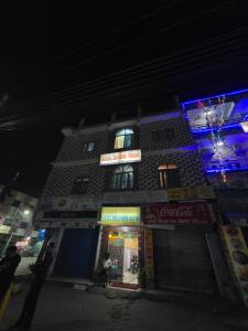 ein Gebäude mit blauen Lichtern an der Seite in der Unterkunft Hotel Welcome Nepal in Bīrganj