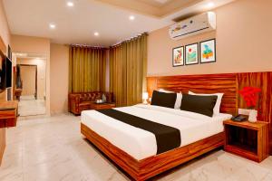 Un dormitorio con una cama grande en una habitación. en Townhouse Oak Alwar Railway Junction, en Alwar