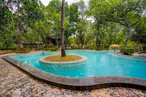 Bazén v ubytování Townhouse Palghar nebo v jeho okolí