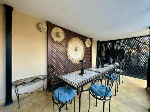 a dining room with a table and chairs at Riad ART DE VIVRE avec Jacuzzi in Marrakech