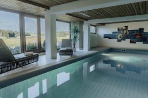 Bazén v ubytování Landhotel Waldeck nebo v jeho okolí