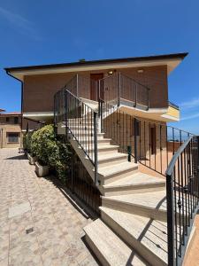 een gebouw met een trap voor een gebouw bij Residence IL BORGO 40 in Tortoreto Lido