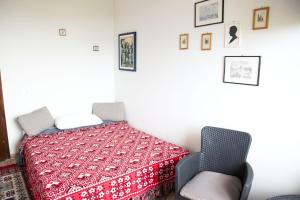 Un dormitorio con una cama y dos sillas. en Pisa dall'alto, en Pisa 9 fotos más