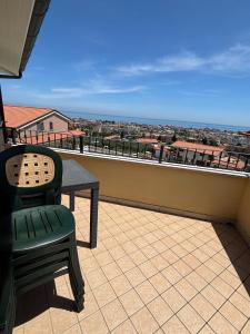 een terras met een tafel en een stoel op een balkon bij Residence IL BORGO 40 in Tortoreto Lido