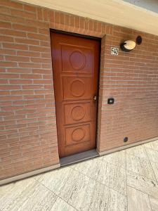 een grote houten deur in een bakstenen muur bij Residence IL BORGO 40 in Tortoreto Lido +3 foto's