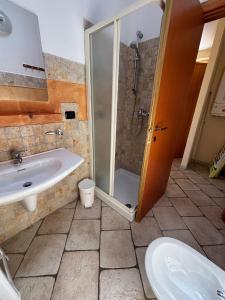 een badkamer met een douche en een wastafel bij Residence IL BORGO 40 in Tortoreto Lido