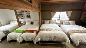 三豊市にあるarigatouya 3 minutes by car to Chichibugahama Beach Renovate pet OK Free parking Seven beds Limited to one group per day Private lodgingのベッド1台