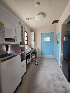 arigatouya 3 minutes by car to Chichibugahama Beach Renovate pet OK Free parking Seven beds Limited to one group per day Private lodgingにあるキッチンまたは簡易キッチン