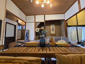 三豊市にあるarigatouya 3 minutes by car to Chichibugahama Beach Renovate pet OK Free parking Seven beds Limited to one group per day Private lodgingのダイニングルーム(大きな木製テーブル、椅子付)
