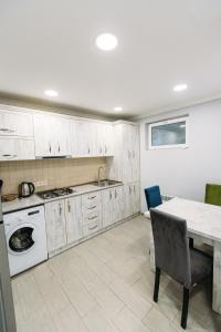 Dapur atau dapur kecil di Roomly Apartments +54 gambar