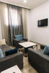 Televisyen dan/atau pusat hiburan di Roomly Apartments
