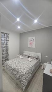 um quarto com uma cama grande com almofadas em Casetta Delia em Palermo