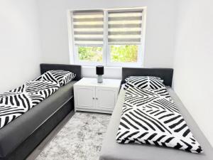 ein Zimmer mit zwei Betten und einem Fenster in der Unterkunft K&S Apartment Bistrik Stay - Private Parking in Sarajevo