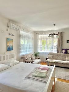 En eller flere senge i et værelse på Oldmill Apartment