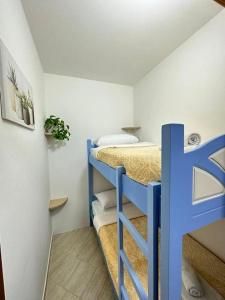 Katil atau katil-katil dalam bilik di TreA Accomodations- Vola