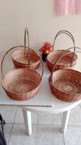 drei Körbe auf einem Tisch auf einem Tisch in der Unterkunft Evsam in Belém + 1 Foto