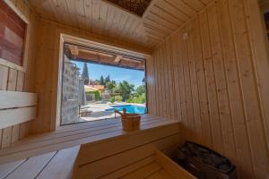 Bazén v ubytování Sunset & Sunrise Villas in Stanisici-Two Villas With Common Pool nebo v jeho okolí