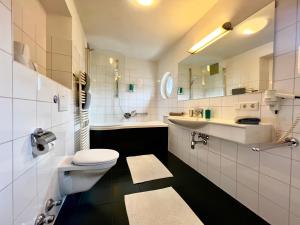 Koupelna v ubytování Hotel Berghof + 37 fotografií