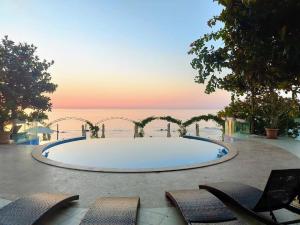 einen Pool mit Stühlen und Meerblick in der Unterkunft La Mer Sea View & Beachfront Apartment in Warna
