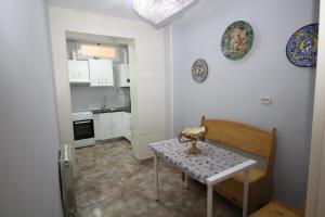 a small white kitchen with a table and a table and a table at Habitaciones en Luisa in Madrid