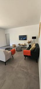TV a/nebo společenská místnost v ubytování Villa la Provence, Luxe, Confort et Joie de Vivre