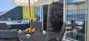 Balkón alebo terasa v ubytovaní Luxury apartment MaLea with jacuzzi and sauna, by the sea