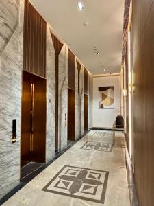un pasillo de un edificio con puerta y suelo en Vaelora Stay - Luxury Studio, en Ghaziabad