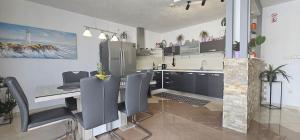 Kuchyňa alebo kuchynka v ubytovaní Luxury apartment MaLea with jacuzzi and sauna, by the sea
