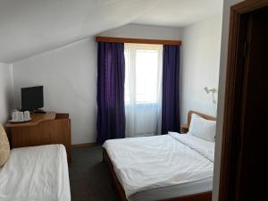 Un pat sau paturi într-o cameră la Casa Amaradia